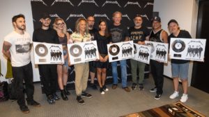 Metallica a primit discul de platină pentru vânzările albumului „Hardwired...to Self-Destruct” în România